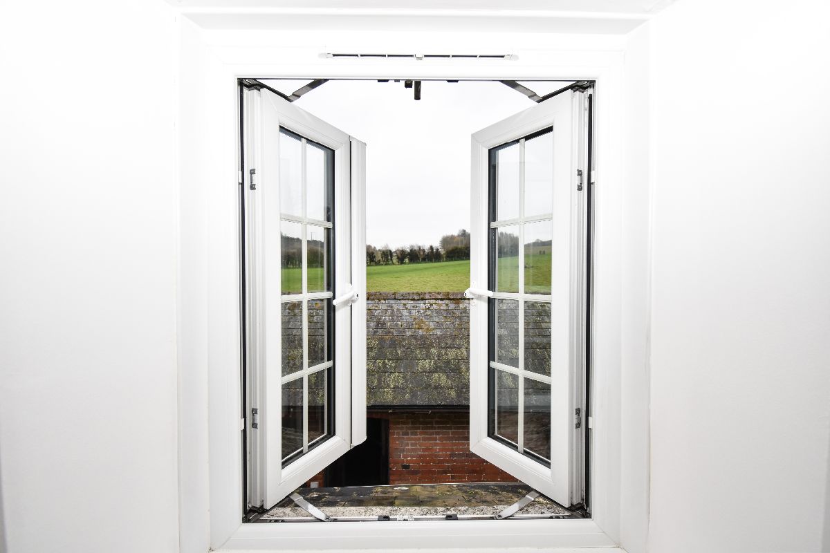 3 bed cottage to rent in Mooray Cottages, Chilmark 6