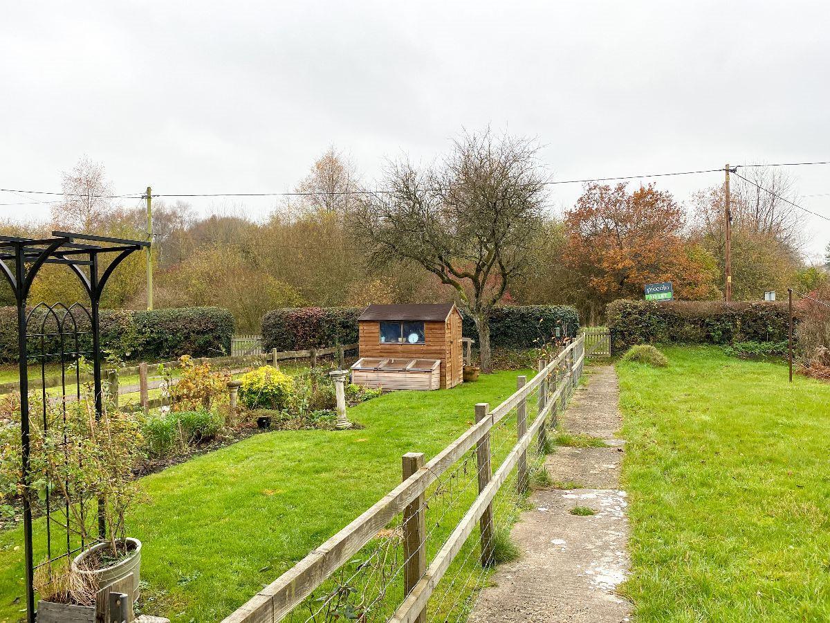 3 bed cottage to rent in Mooray Cottages, Chilmark 1