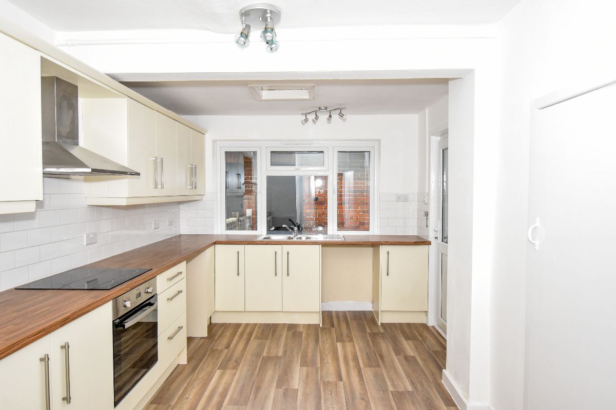 3 bed cottage to rent in Mooray Cottages, Chilmark  - Property Image 2