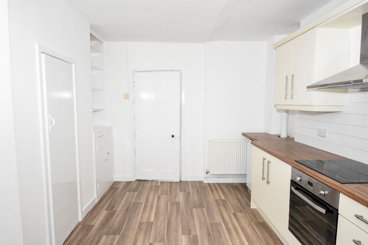 3 bed cottage to rent in Mooray Cottages, Chilmark 3