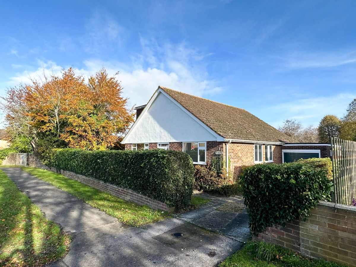 4 bed detached house to rent in St Andrews Close, Wilton 1