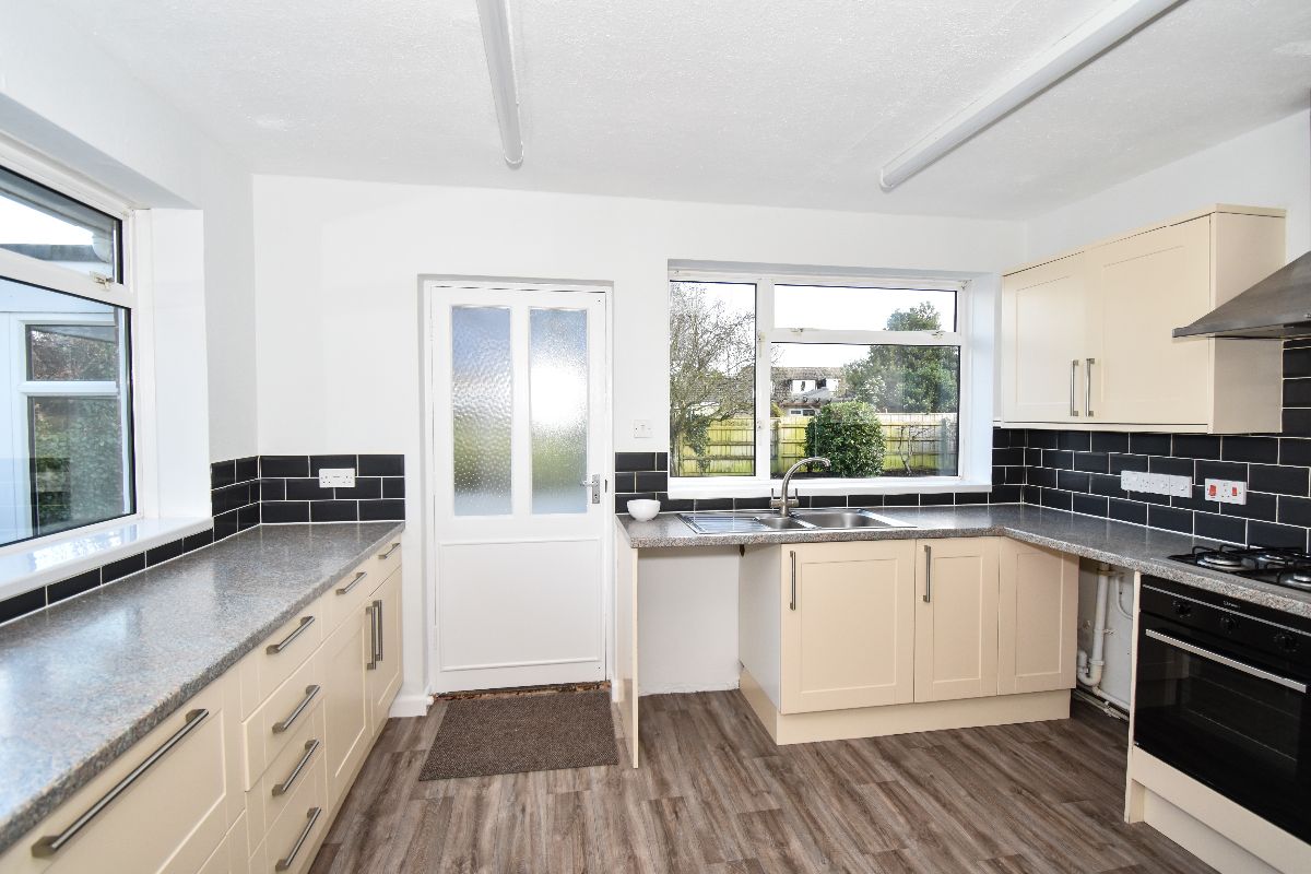 4 bed detached house to rent in St Andrews Close, Wilton