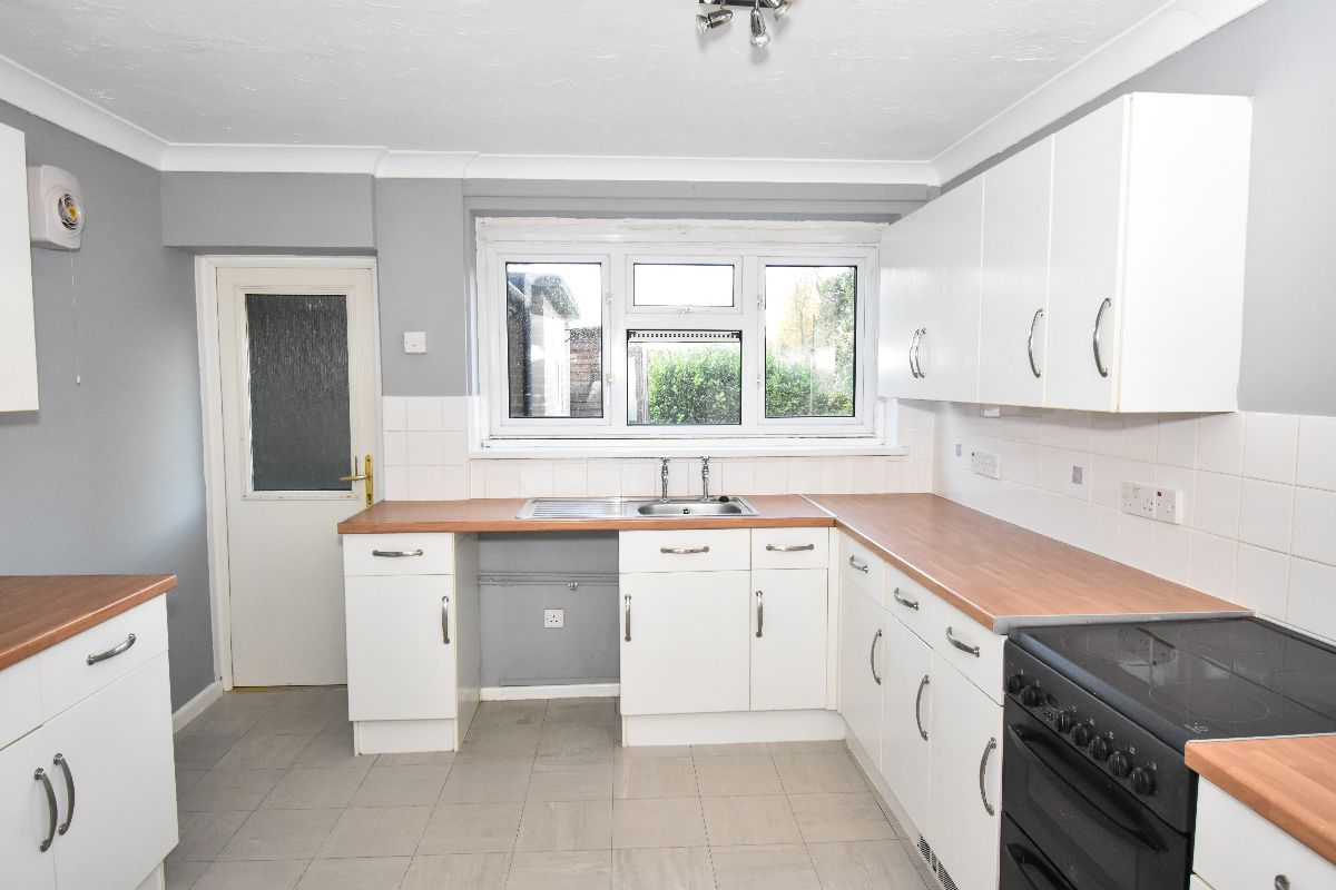 3 bed terraced house to rent in Meadow View, Winterbourne Stoke, Salisbury 2