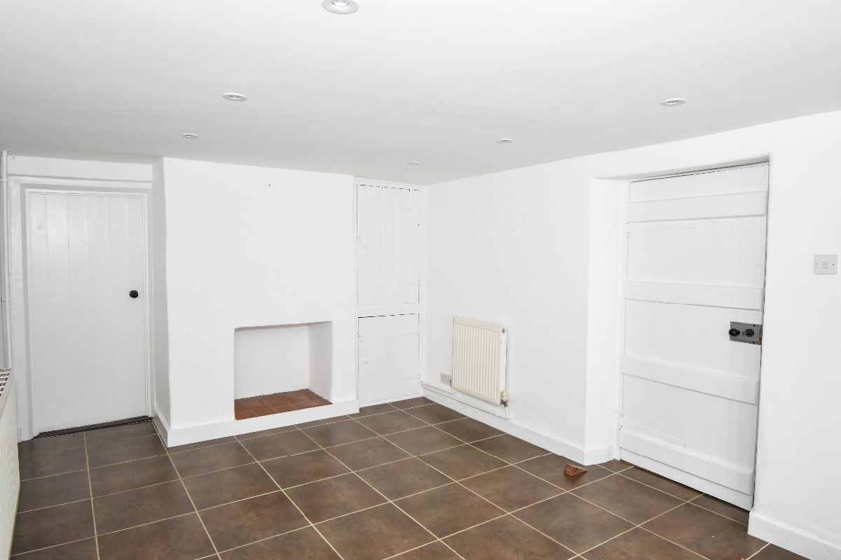 3 bed character property to rent in Pipers Farmhouse, Clarendon Park, Salisbury 8