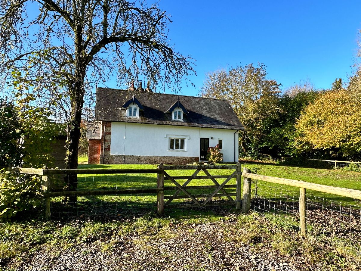 3 bed character property to rent in Pipers Farmhouse, Clarendon Park, Salisbury 1