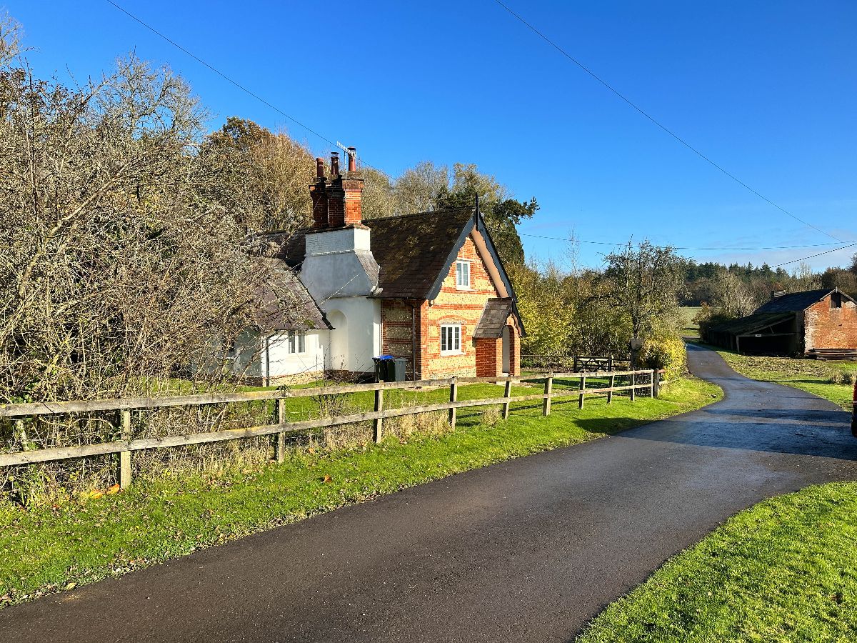 3 bed character property to rent in Pipers Farmhouse, Clarendon Park, Salisbury - Property Image 1