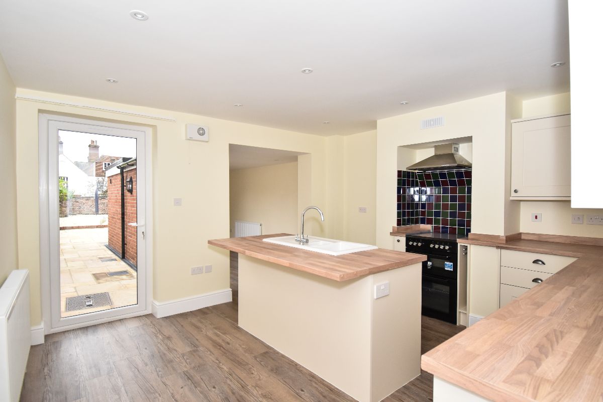 4 bed terraced house to rent in Greencroft Street, Salisbury 1