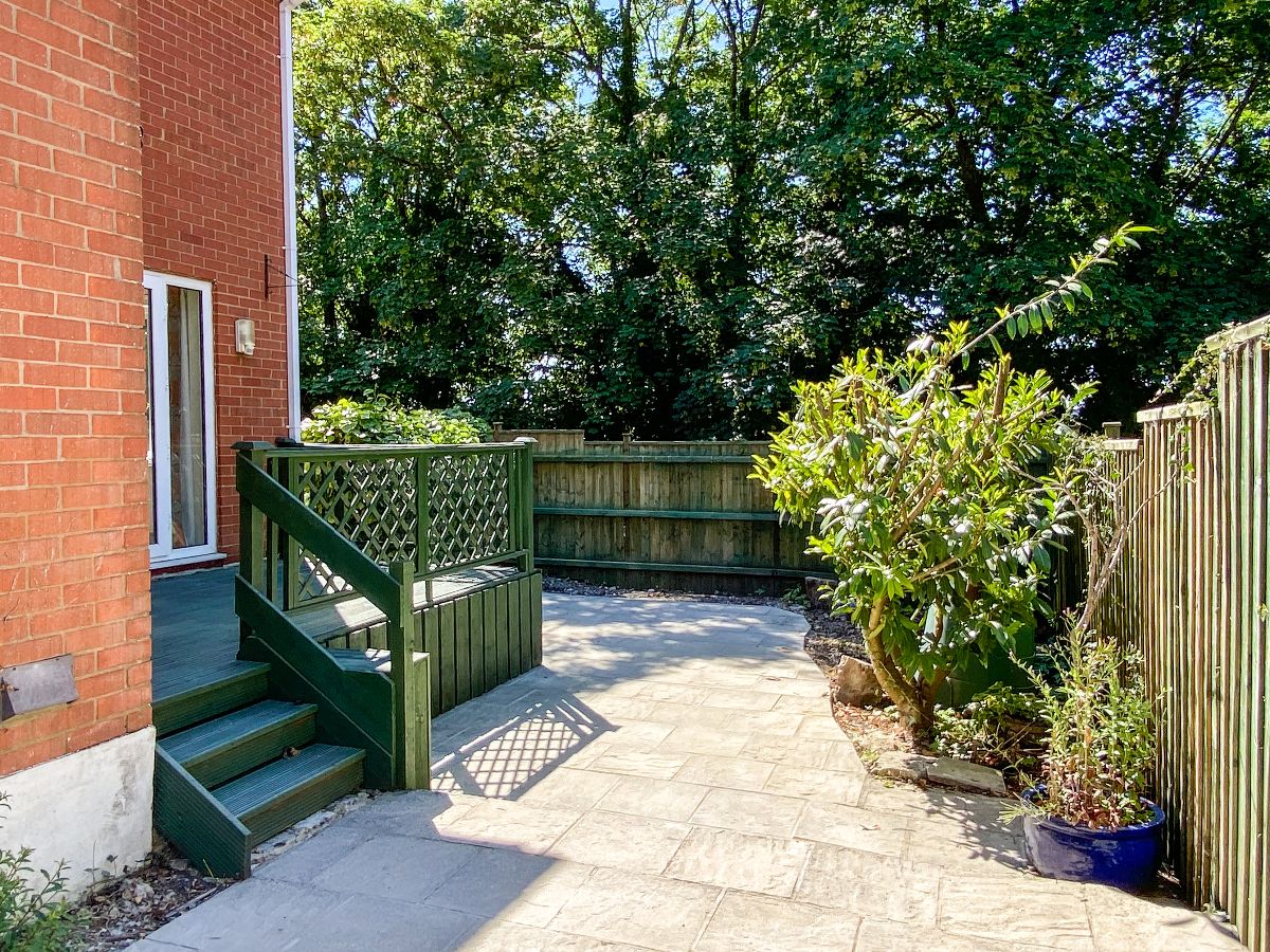 4 bed detached house to rent in Fowlers Road, Salisbury 2