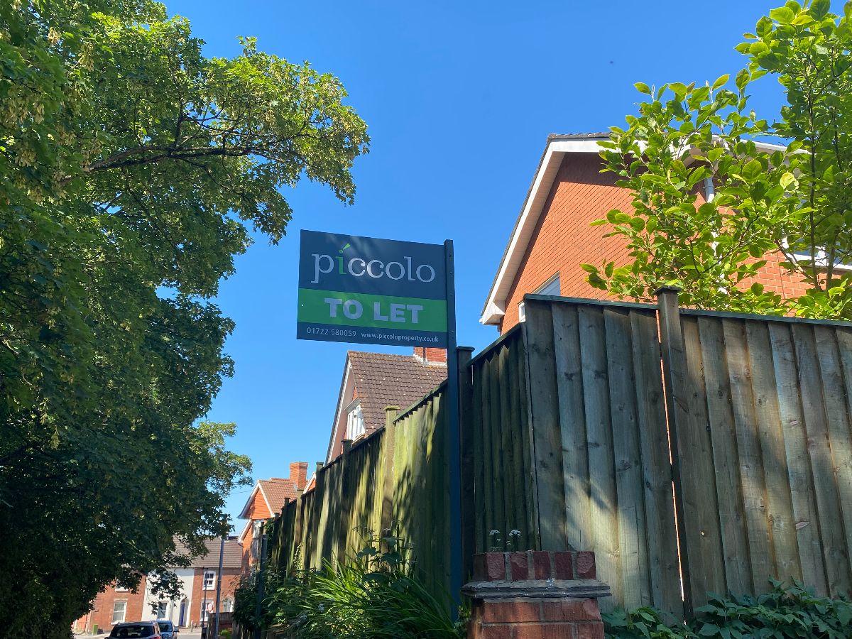 4 bed detached house to rent in Fowlers Road, Salisbury 1