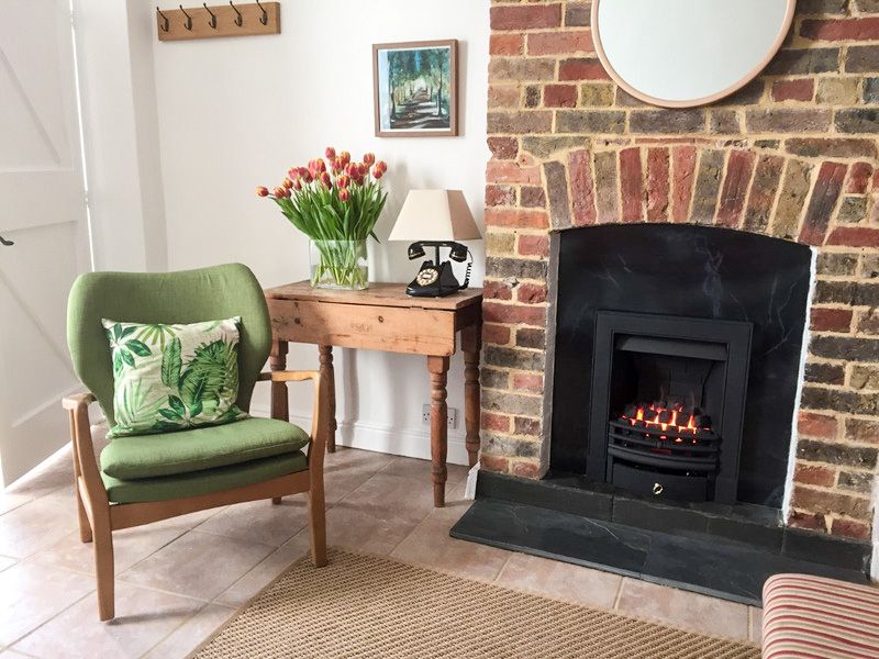 3 bed cottage to rent in Cosy Up Cottage, Warminster 2