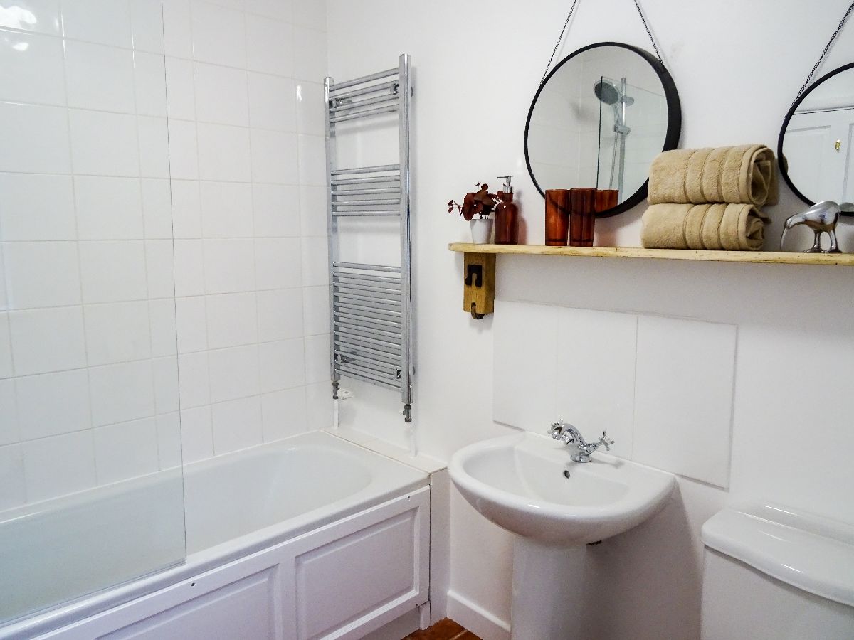 3 bed cottage to rent in Cosy Up Cottage, Warminster 10