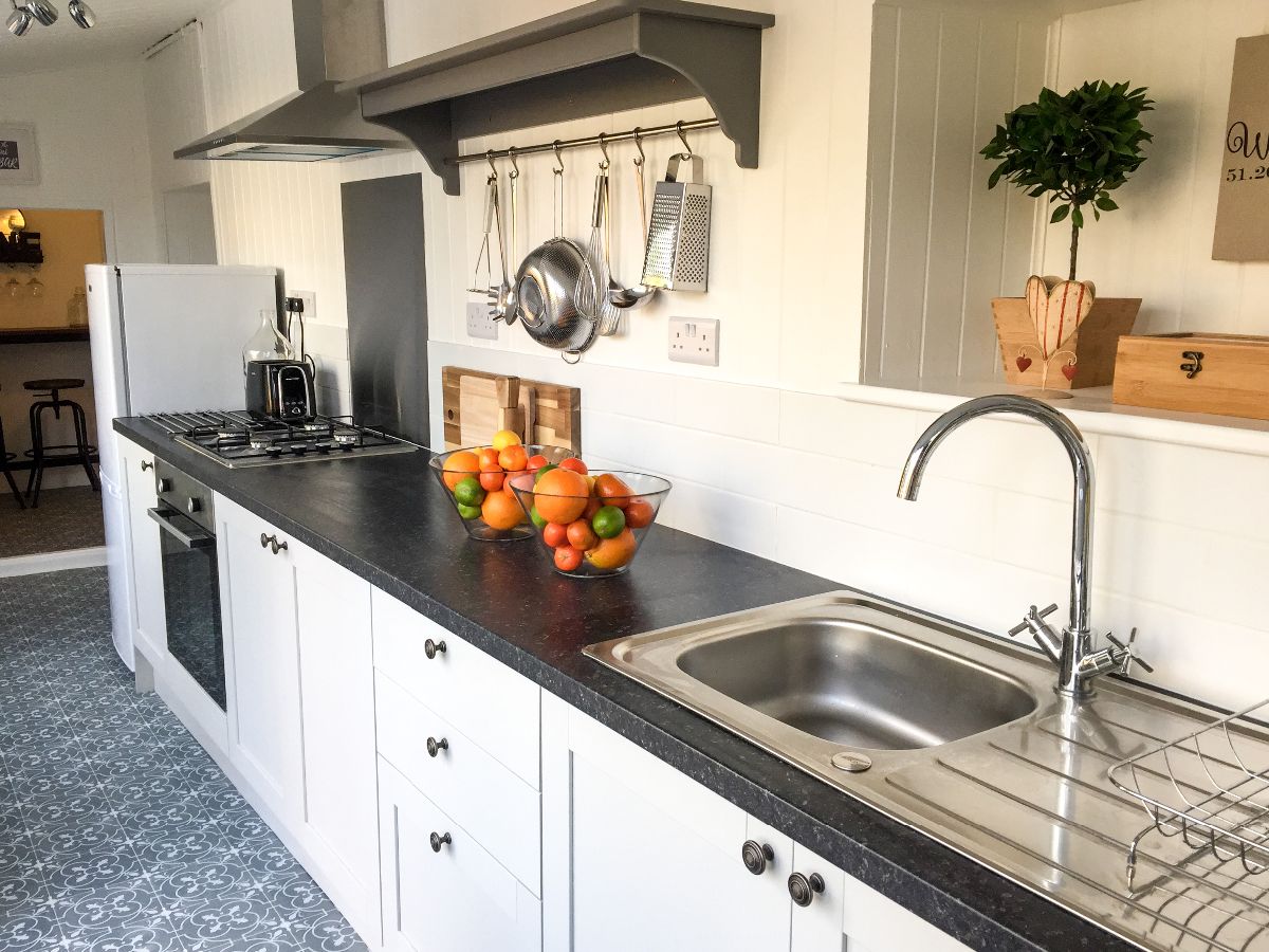 3 bed cottage to rent in Cosy Up Cottage, Warminster 3