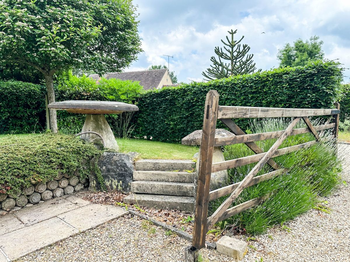 3 bed detached house to rent in Overstream, Teffont 1