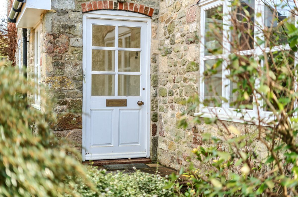 4 bed character property to rent in Manor Farm Cottage, Bowerchalke  - Property Image 2
