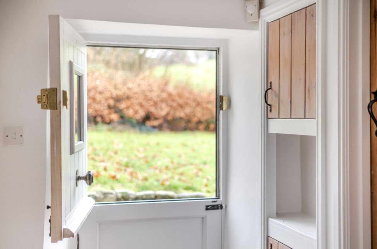 4 bed detached house to rent in Badger Cottage, Swallowcliffe, Salisbury 2