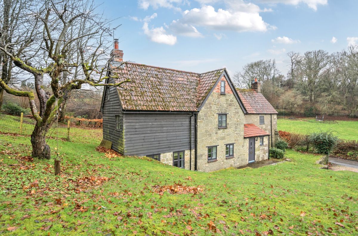 4 bed detached house to rent in Badger Cottage, Swallowcliffe, Salisbury