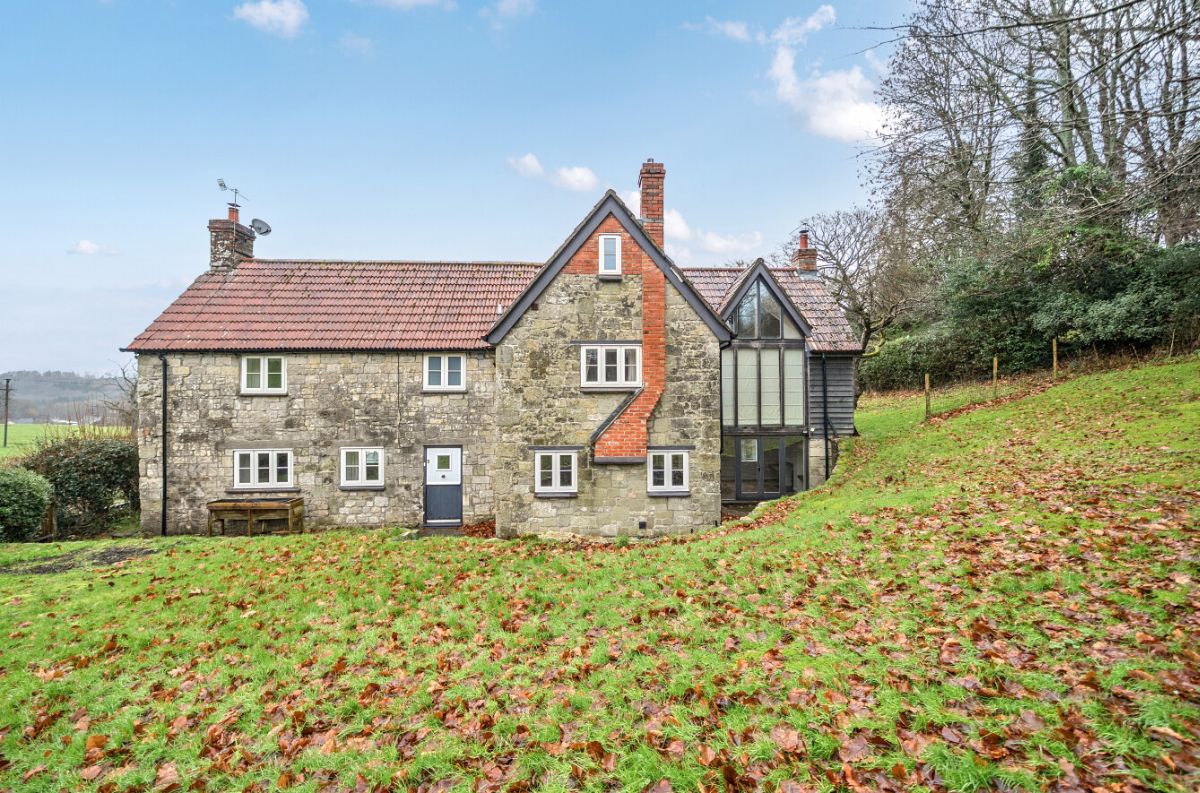 4 bed detached house to rent in Badger Cottage, Swallowcliffe, Salisbury - Property Image 1
