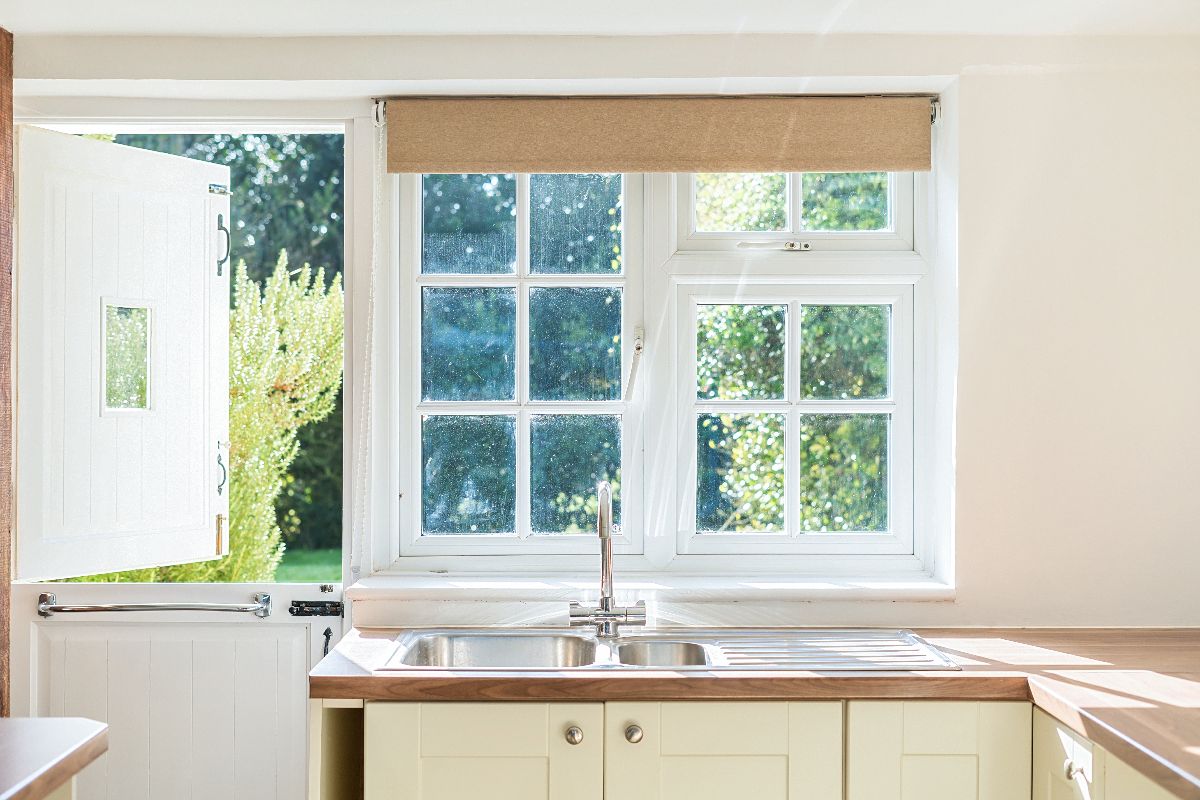 4 bed detached house to rent in Holly Tree Cottage, Bowerchalke 2