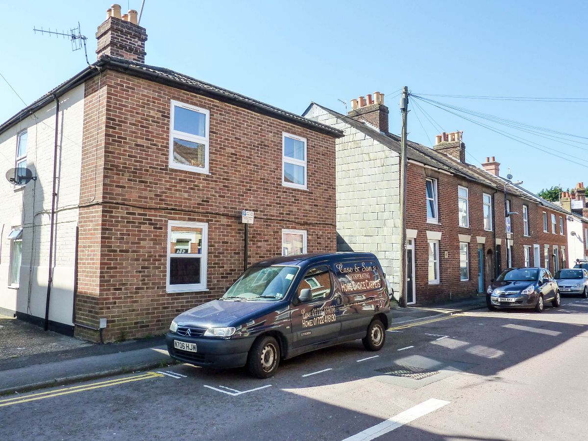 2 bed flat to rent in Dews Road, Salisbury  - Property Image 1