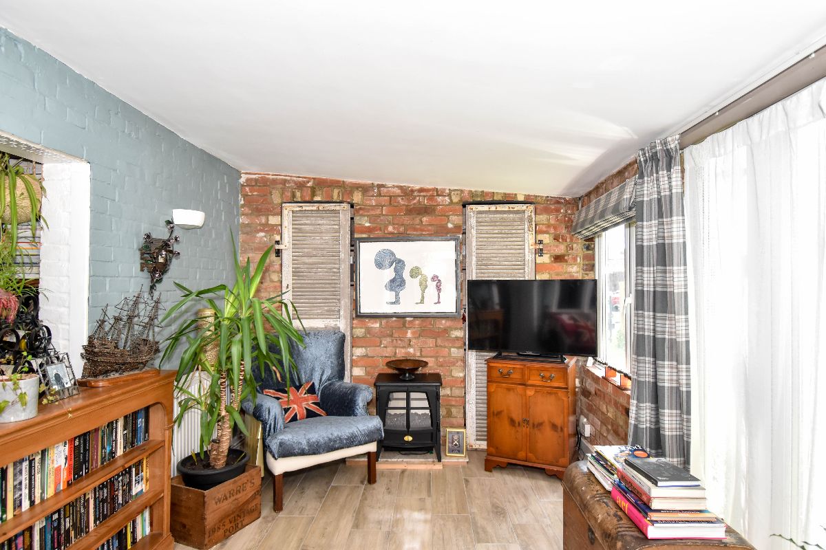 2 bed terraced house to rent in Windsor Road, Salisbury 3