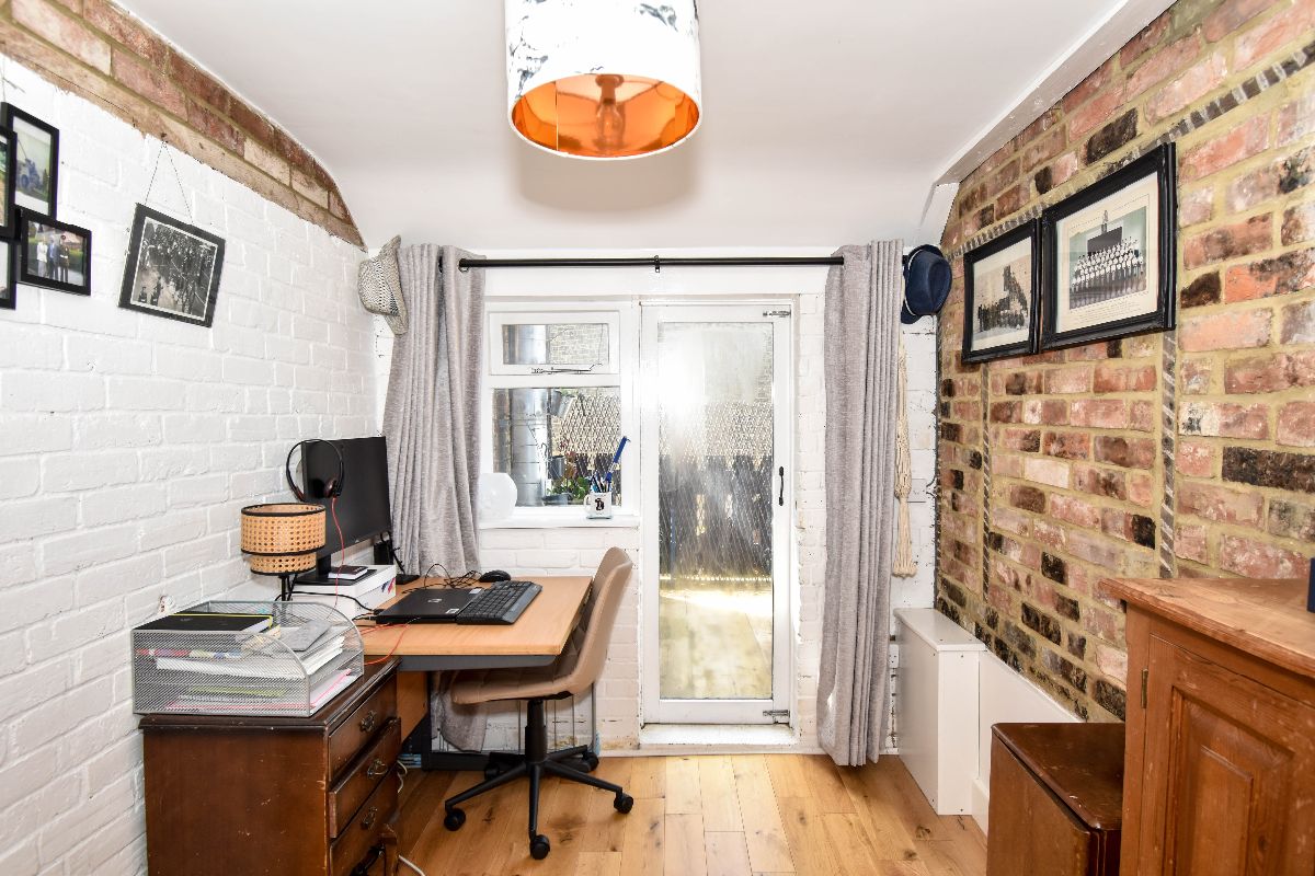 2 bed terraced house to rent in Windsor Road, Salisbury 11