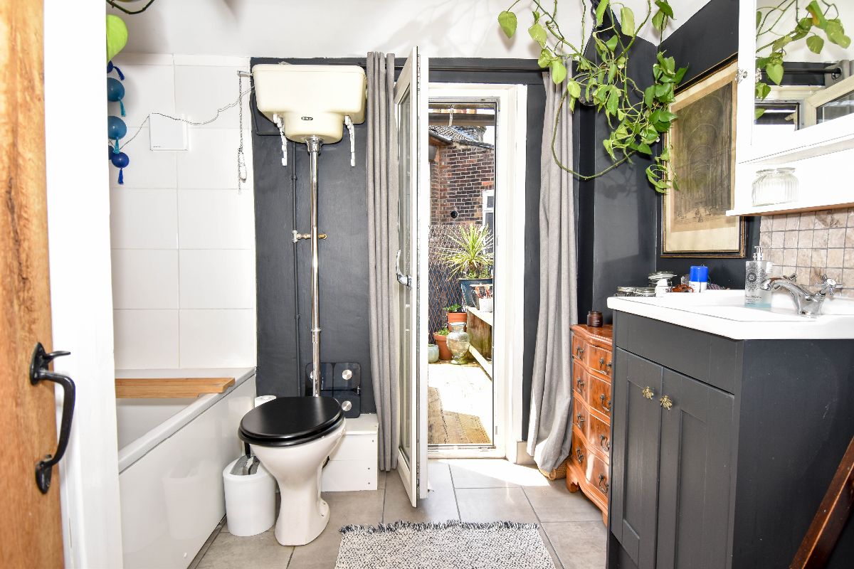 2 bed terraced house to rent in Windsor Road, Salisbury 13