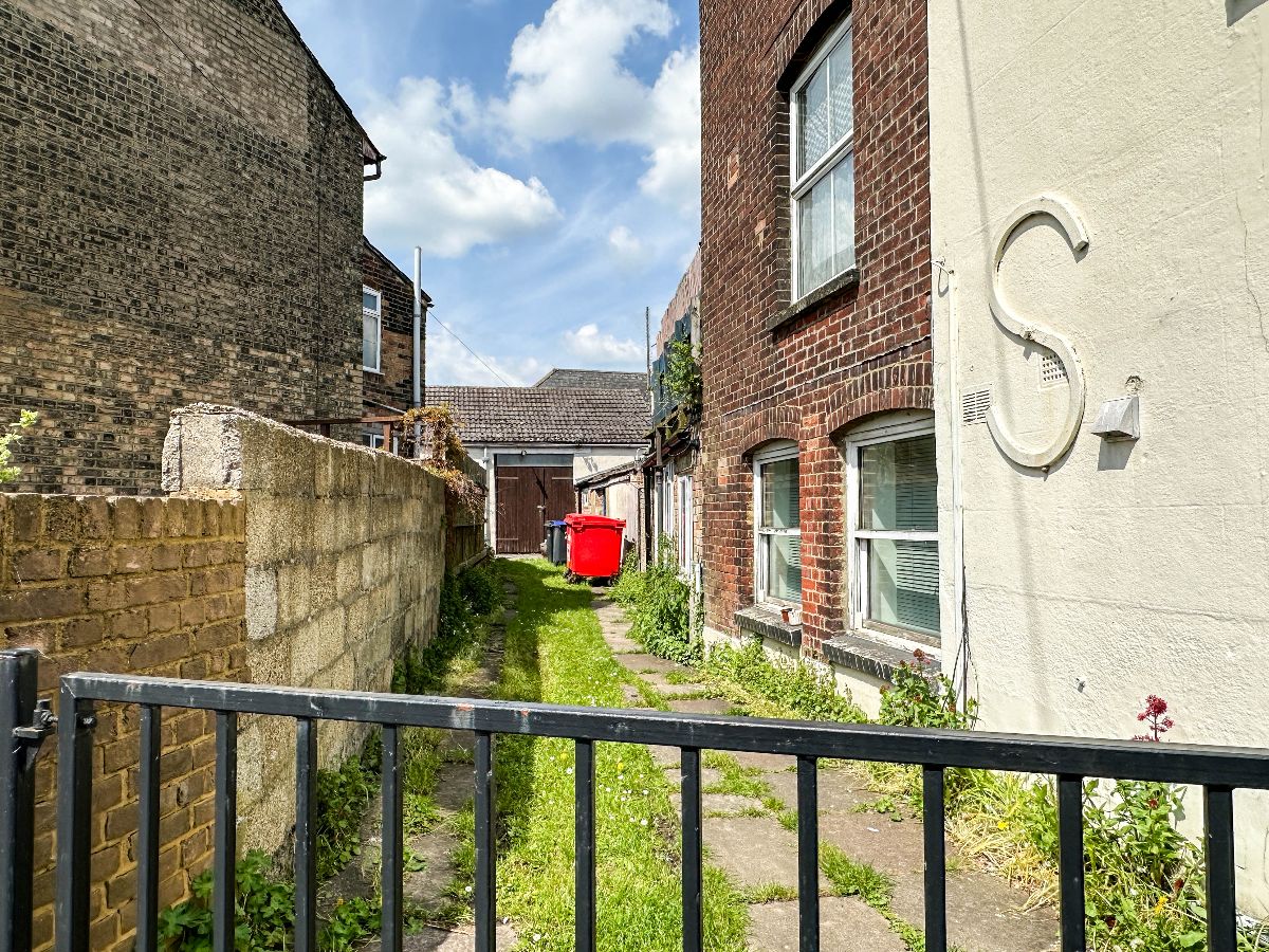2 bed terraced house to rent in Windsor Road, Salisbury  - Property Image 21