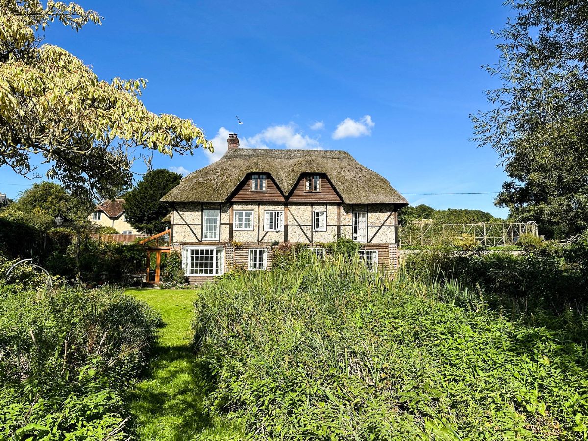 1 bed studio flat to rent in The Crows Nest, Middle Woodford - Property Image 1