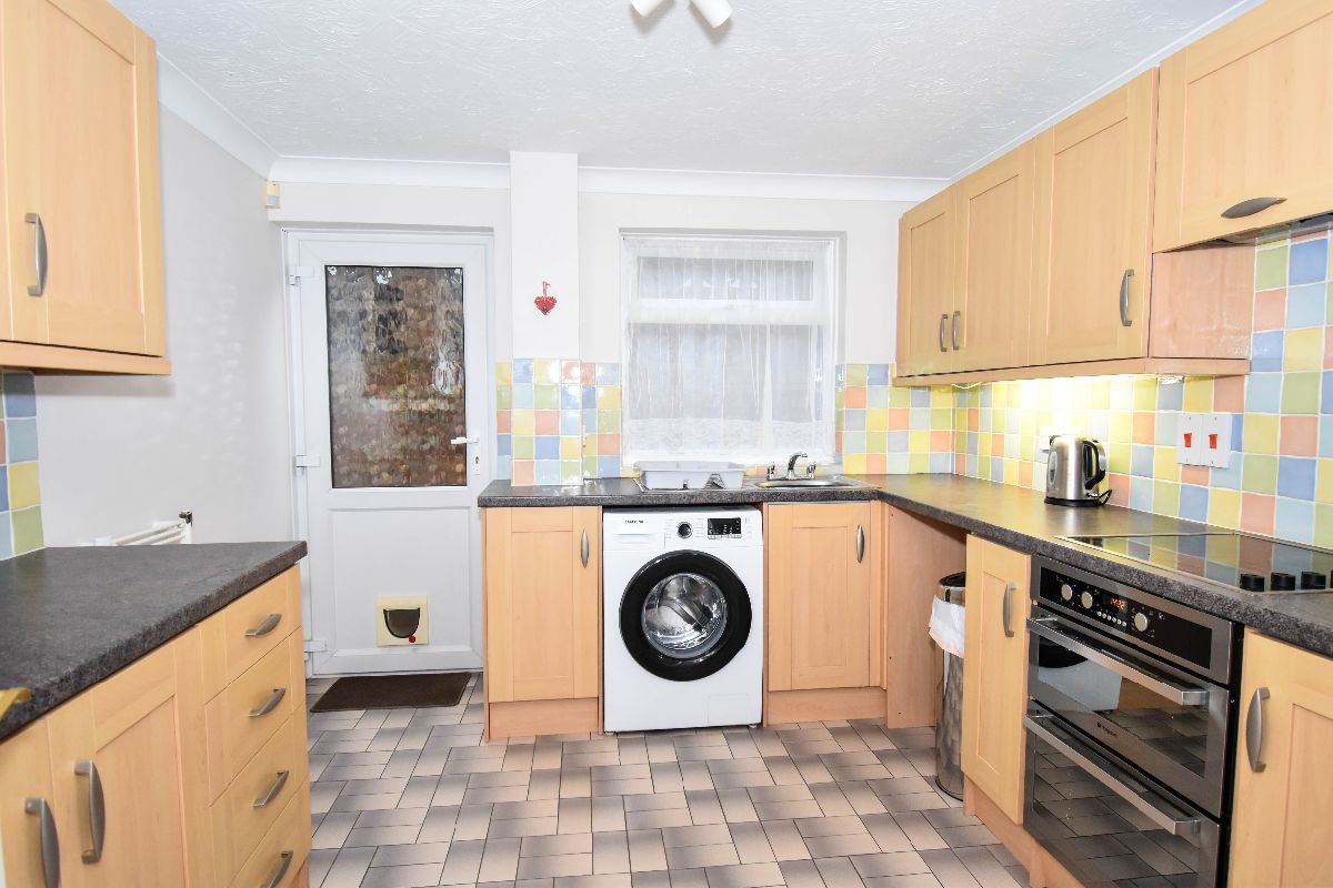 3 bed detached house to rent in Victoria Road 4