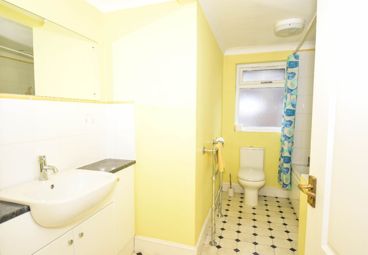 3 bed detached house to rent in Victoria Road 8