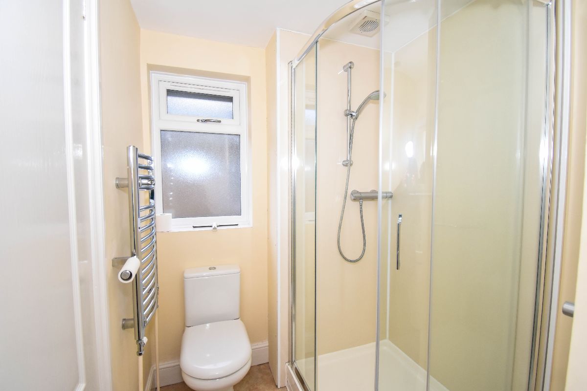 3 bed detached house to rent in Victoria Road 10