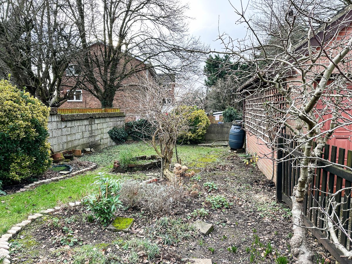 3 bed detached house to rent in Victoria Road 12