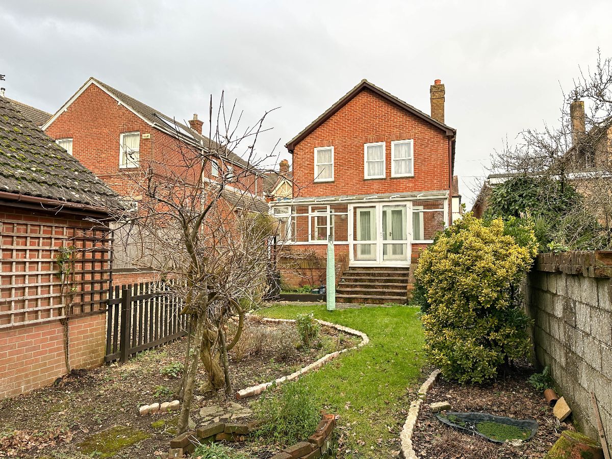 3 bed detached house to rent in Victoria Road 13