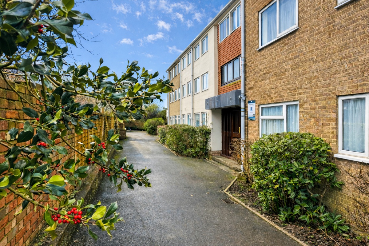 2 bed flat to rent in Elm Court, Elm Grove Road, Salisbury - Property Image 1