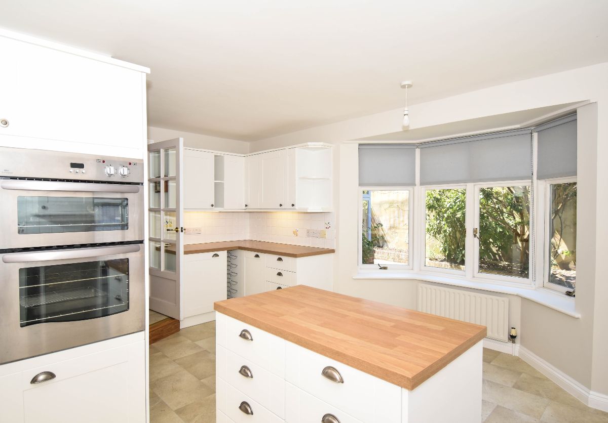 2 bed house to rent in Greens Court, Salisbury 2