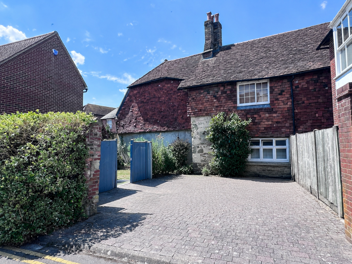2 bed house to rent in Greens Court, Salisbury 1
