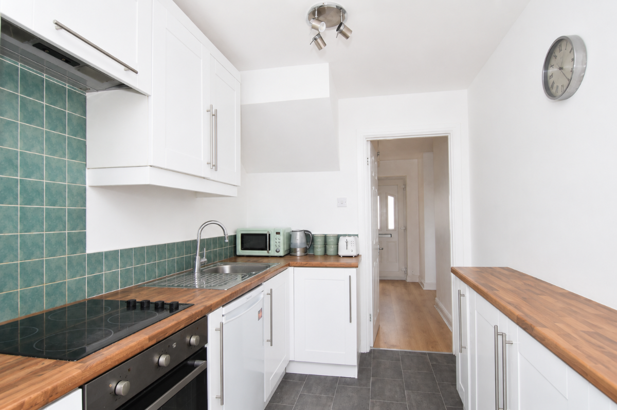 3 bed terraced house to rent in Chichester Close, Salisbury 2