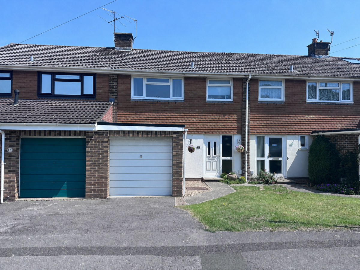 3 bed terraced house to rent in Chichester Close, Salisbury