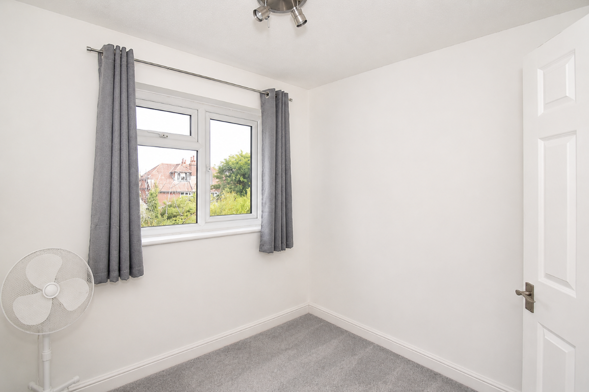 3 bed terraced house to rent in Chichester Close, Salisbury 9