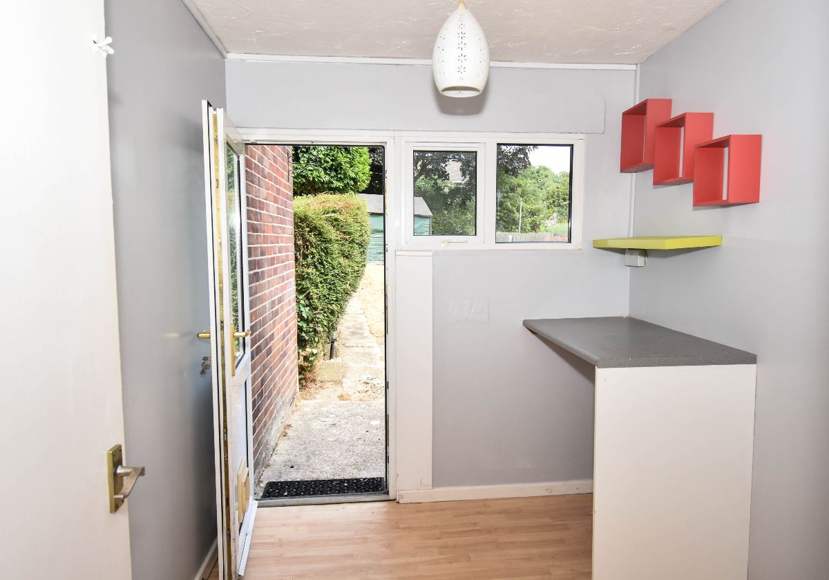2 bed flat to rent in Barrington Road, Bishopdown 2