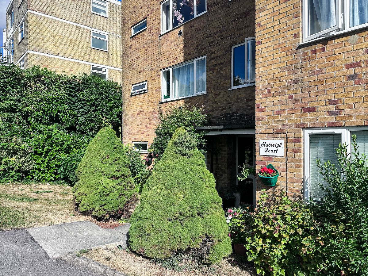 2 bed flat to rent in Hadleigh Court, Shady Bower