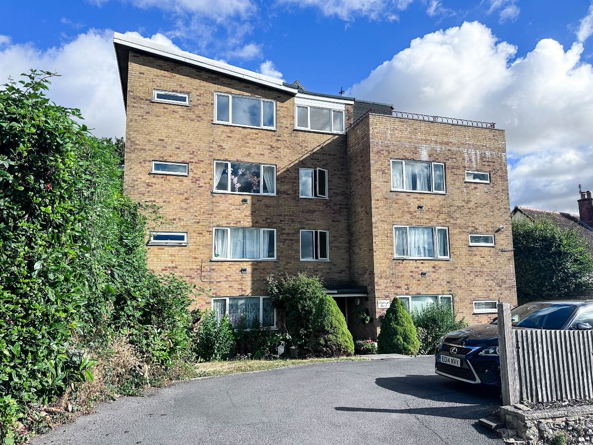 2 bed flat to rent in Hadleigh Court, Shady Bower 11