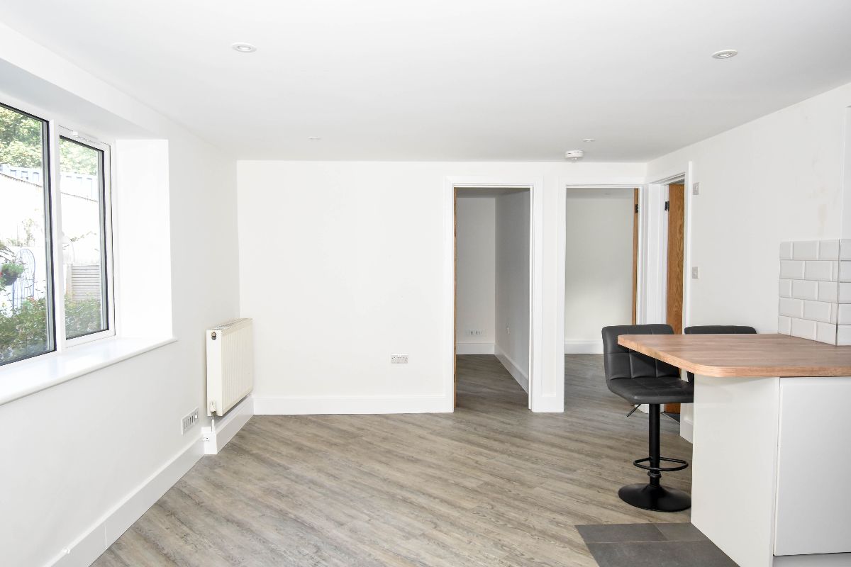 2 bed flat to rent in Hadleigh Court, Shady Bower 2