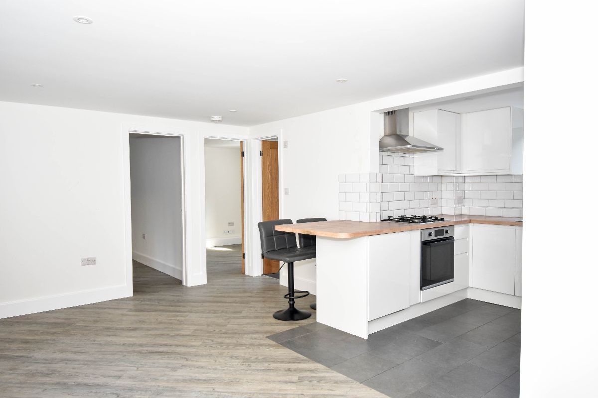2 bed flat to rent in Hadleigh Court, Shady Bower 3