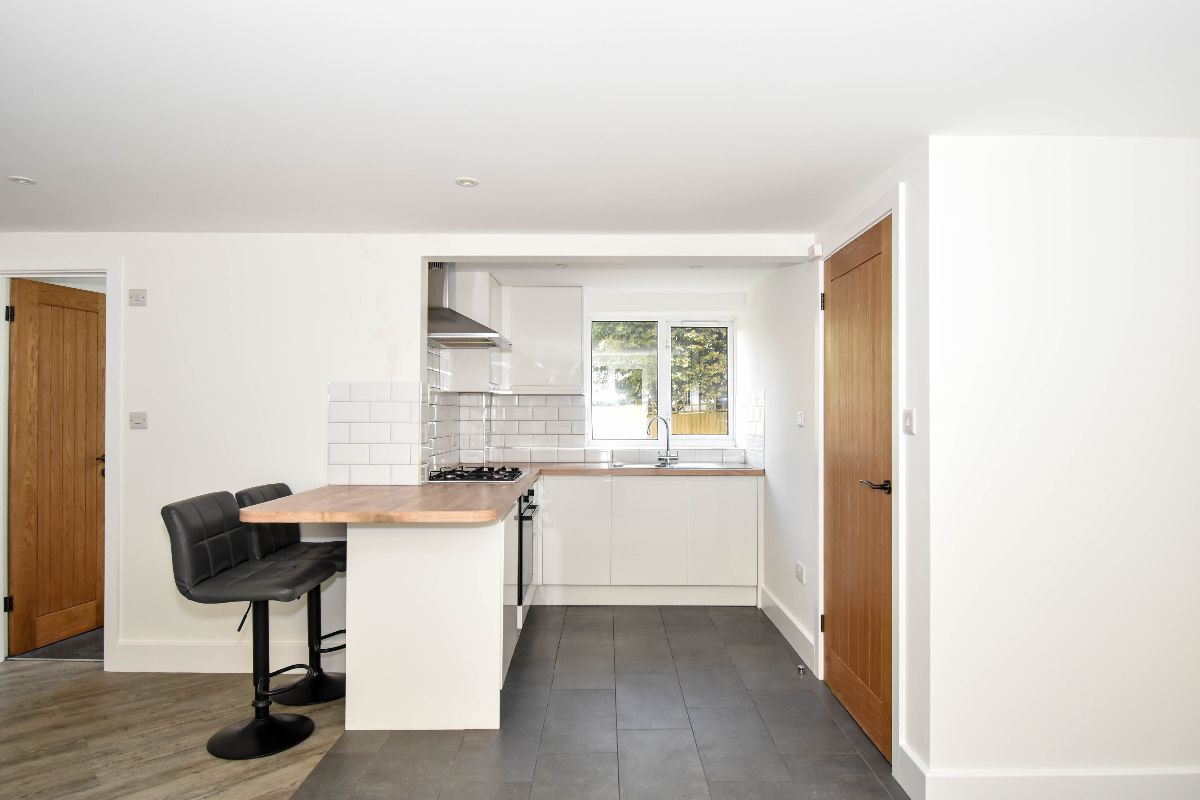 2 bed flat to rent in Hadleigh Court, Shady Bower 1