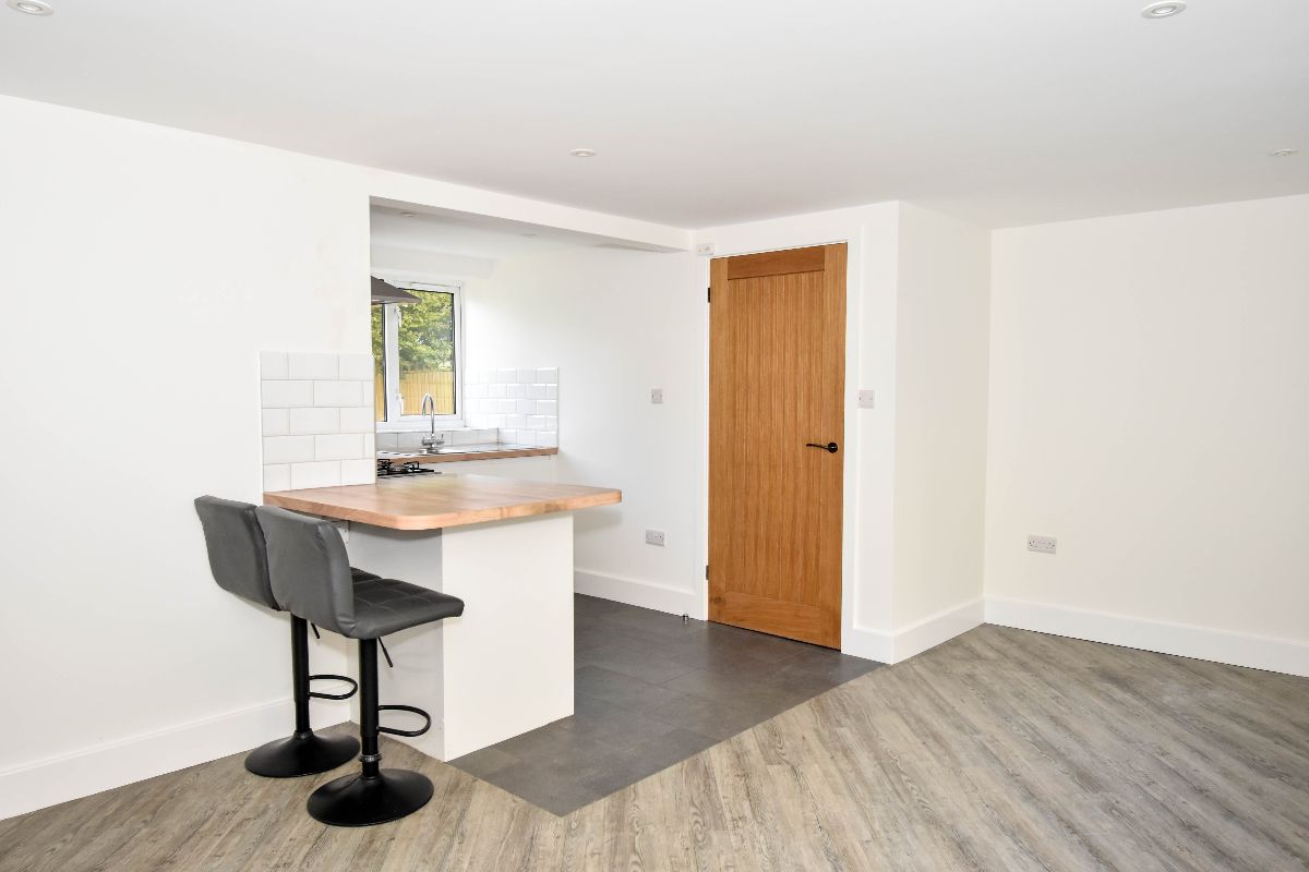 2 bed flat to rent in Hadleigh Court, Shady Bower 4