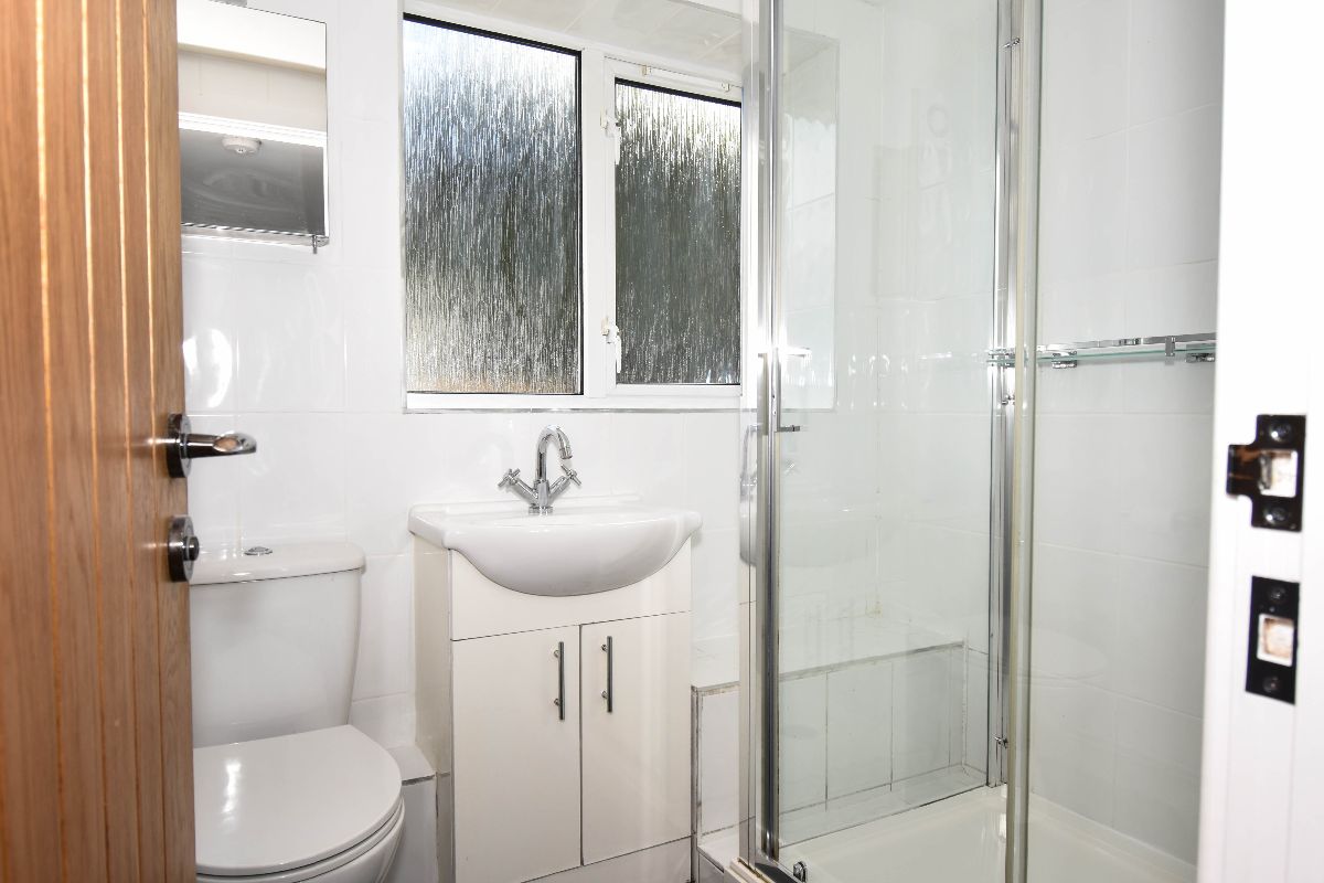 2 bed flat to rent in Hadleigh Court, Shady Bower 8