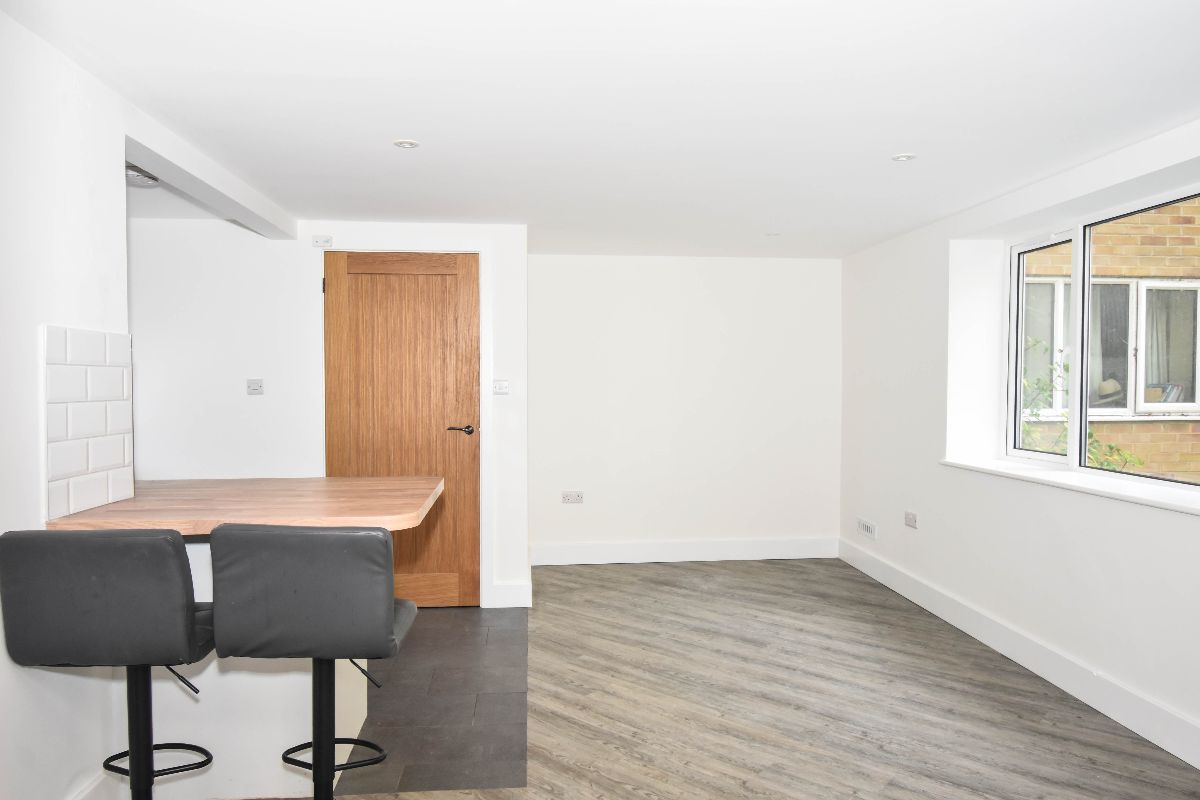 2 bed flat to rent in Hadleigh Court, Shady Bower 9