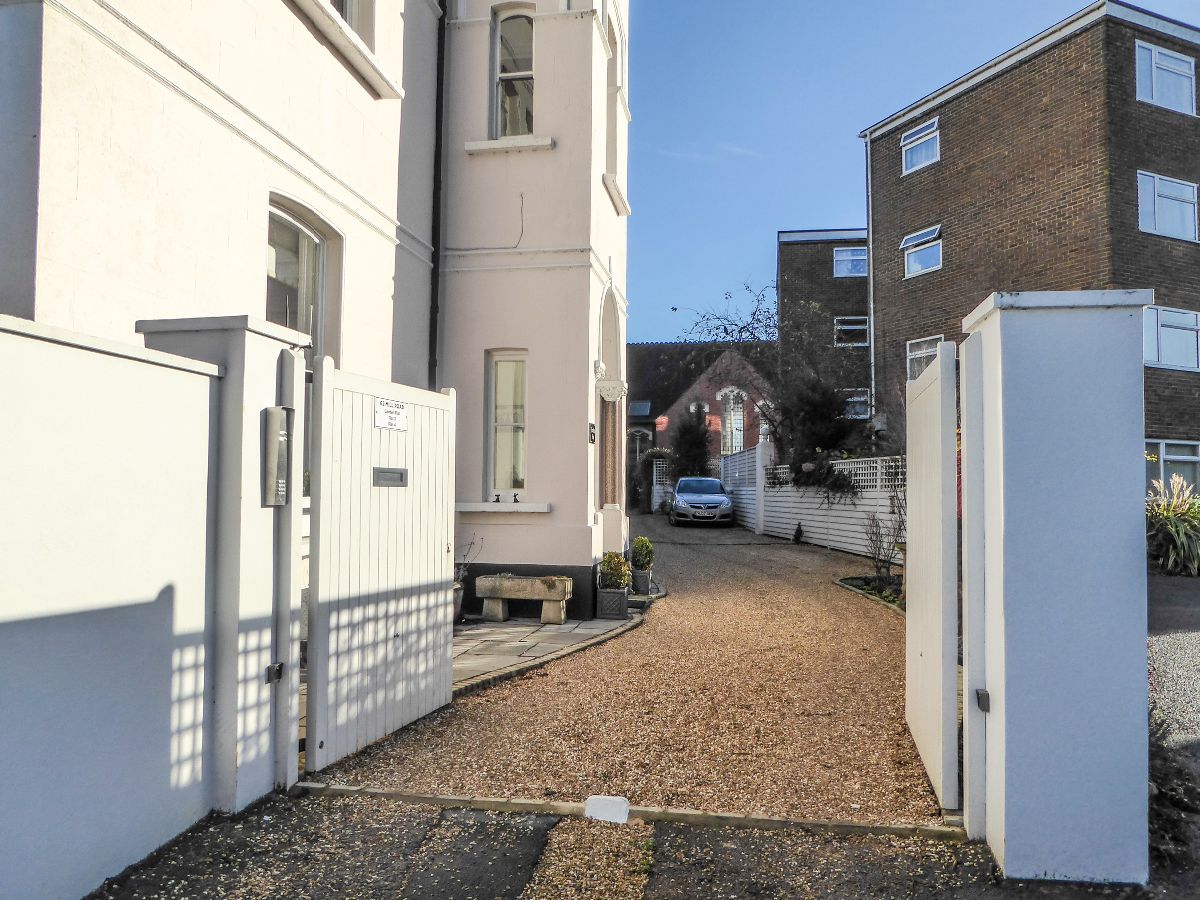 1 bed character property to rent in Mill Road 3