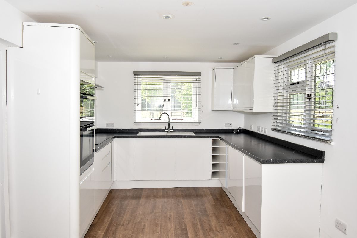 2 bed cottage to rent in Alderbury Lodge, Clarendon Park  - Property Image 4